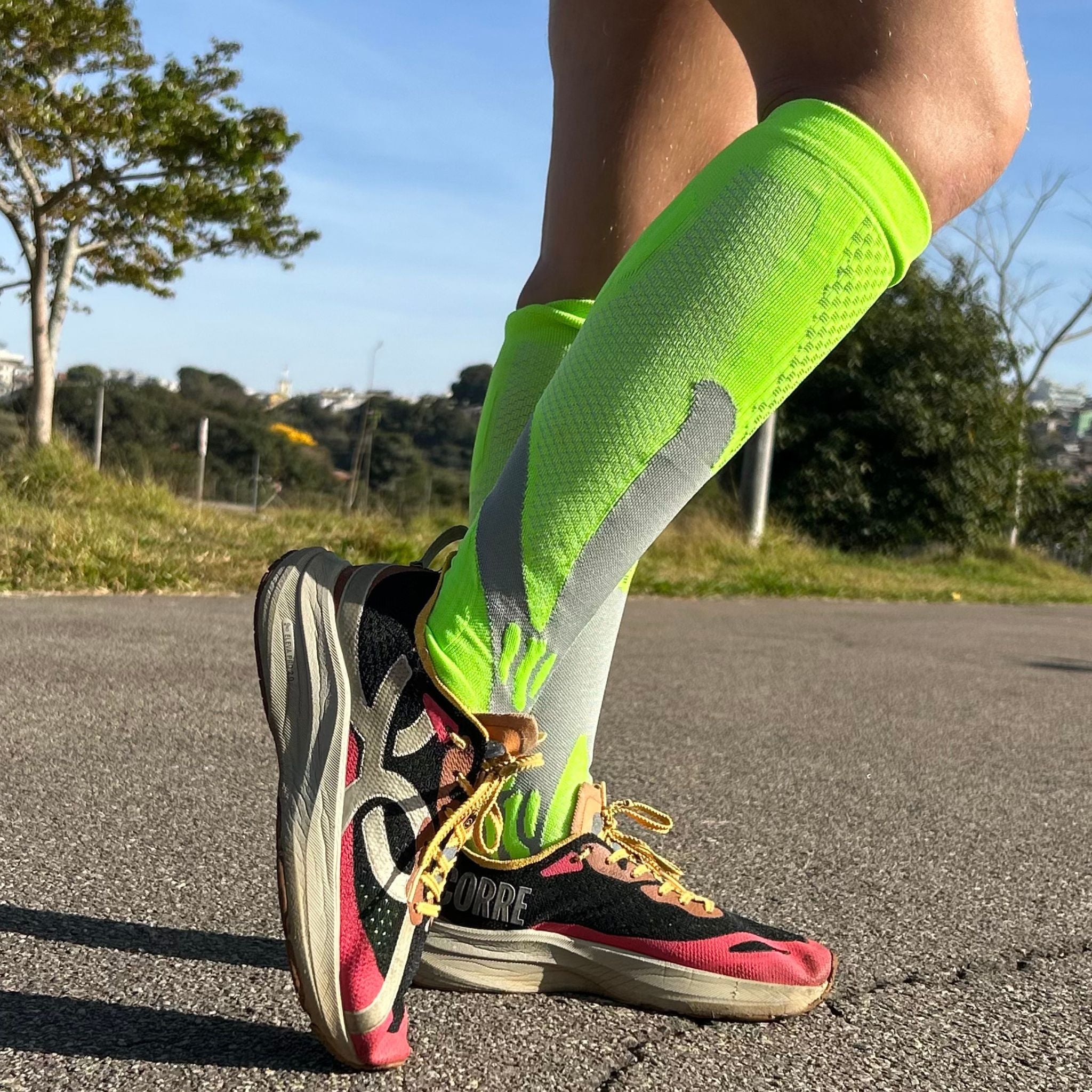 Meia de Alta Compressão Speed 10 – Suporte Esportivo, Conforto e Performance | Stride Up